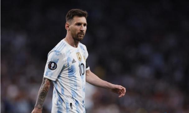 窦骁辟谣与何超莲离婚后首现身 戴着婚戒状态不错